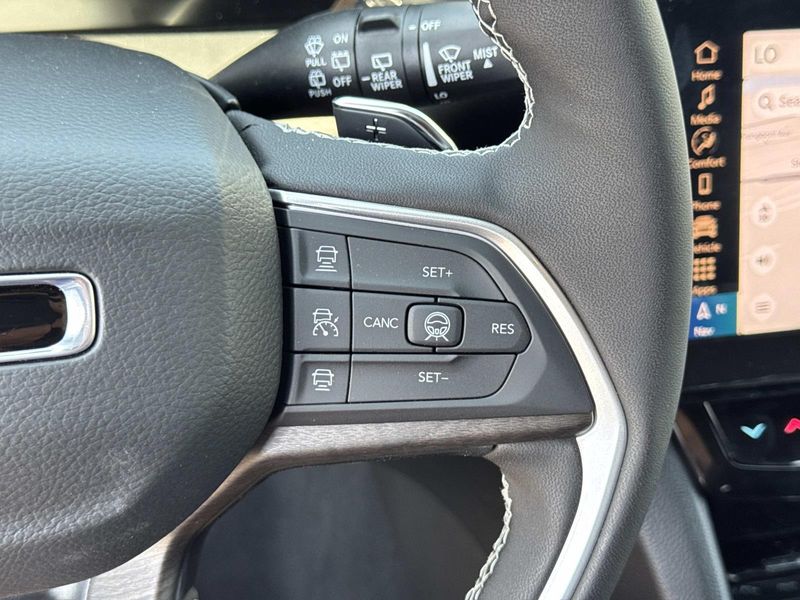 New 2026 Jeep Grand Cherokee Laredo Altitude 4x2