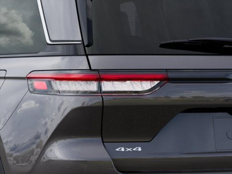 2025 Jeep Grand Cherokee Limited photo 2