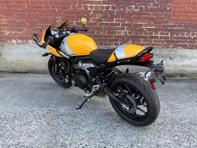 2026 Triumph THRUXTON 400