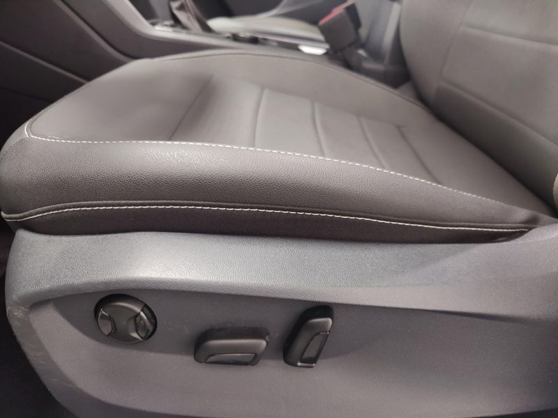 Used 2024 Volkswagen Taos SE AWD w/Sunroof & Black Plus PkgImage 17