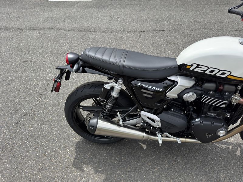 2025 Triumph Speed Twin 1200 - CRYSTAL WHITE - SAPPHIRE BLACK 