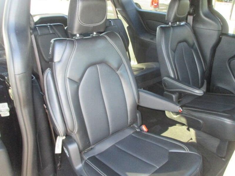 Used 2025 Chrysler Pacifica SelectImage 27