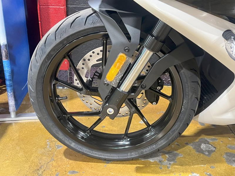 2025 CFMOTO 300SS Image 2