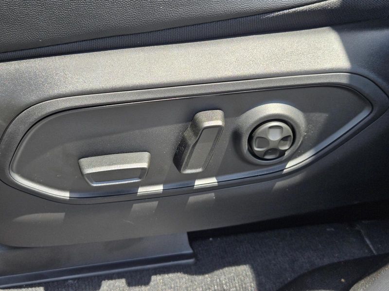 New 2026 Jeep Grand Cherokee Laredo Altitude 4x2