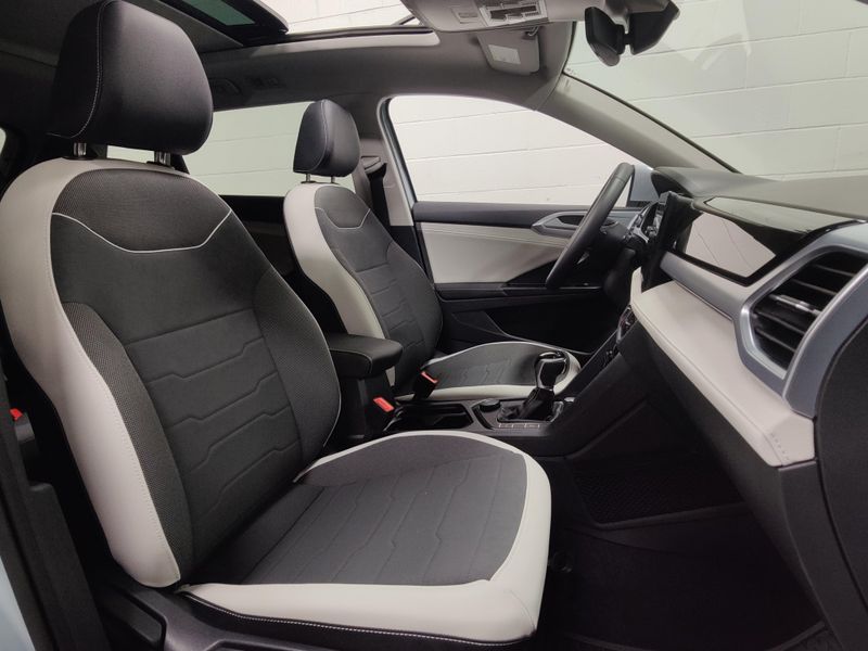 Used 2025 Volkswagen Taos SE AWD w/SunroofImage 5