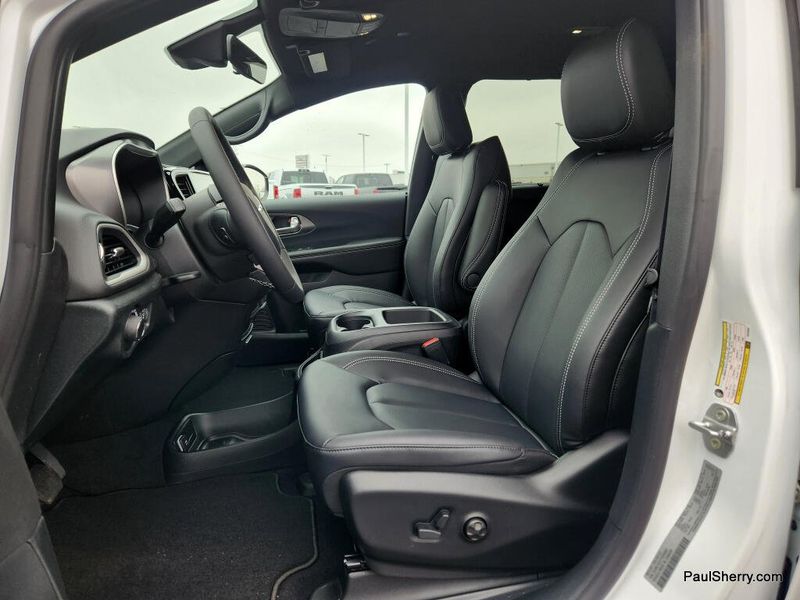 New 2026 Chrysler Voyager Lx