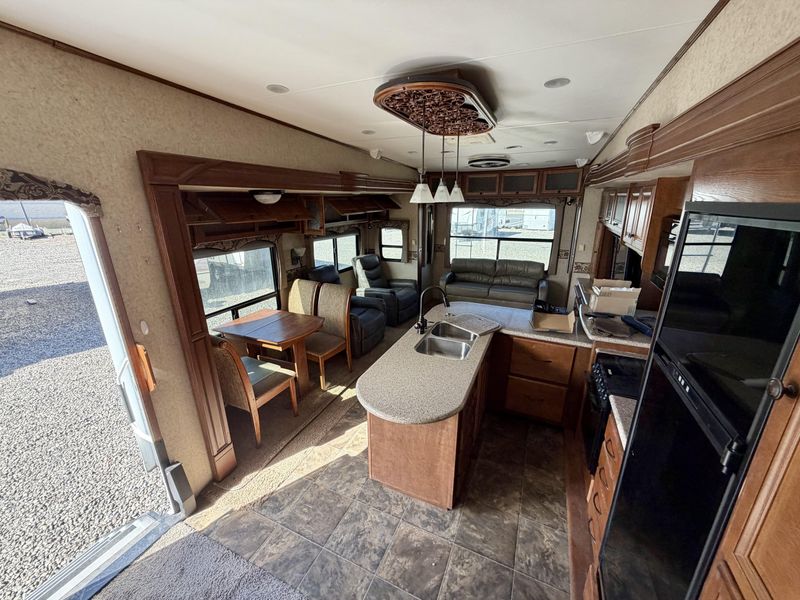 Used 2012 HEARTLAND BIGHORN 3185RL Image 6
