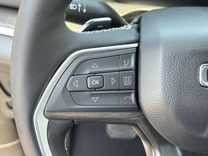 New 2026 Jeep Grand Cherokee Laredo Altitude 4x2