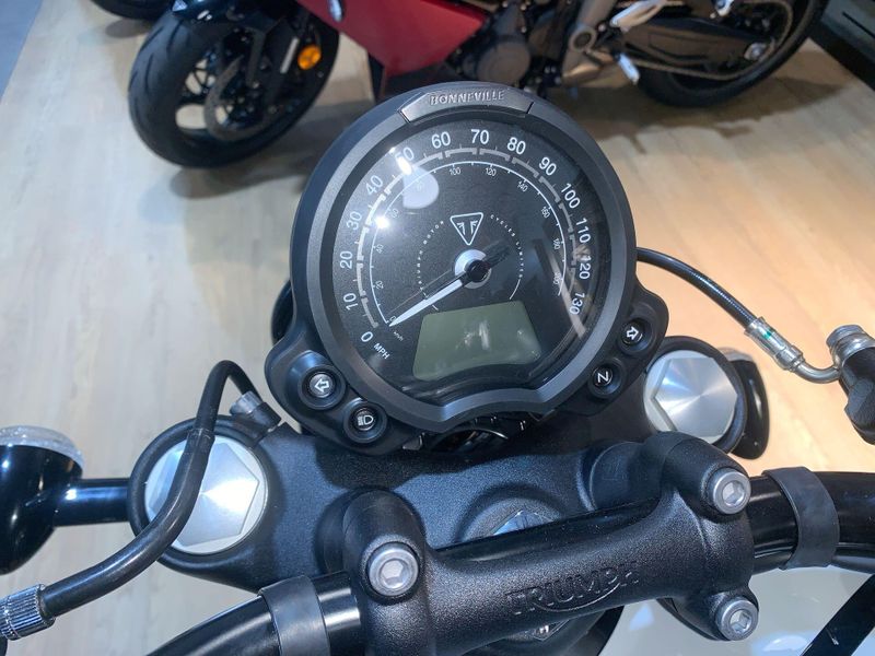 New 2025 Triumph BONNEVILLE BOBBER Image 11