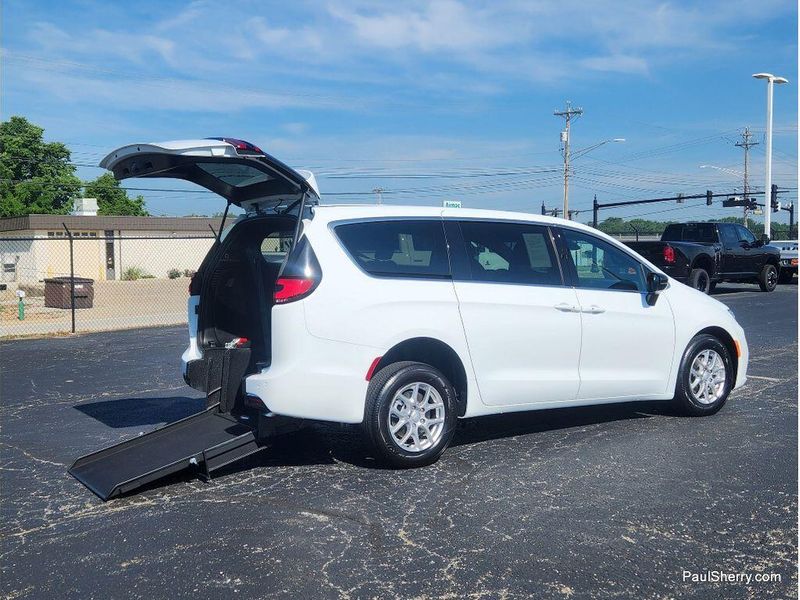 Used 2026 Chrysler Pacifica Select