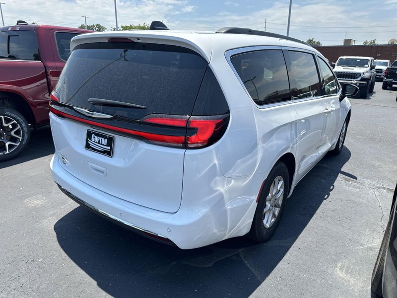 New 2025 Chrysler Pacifica SelectImage 6