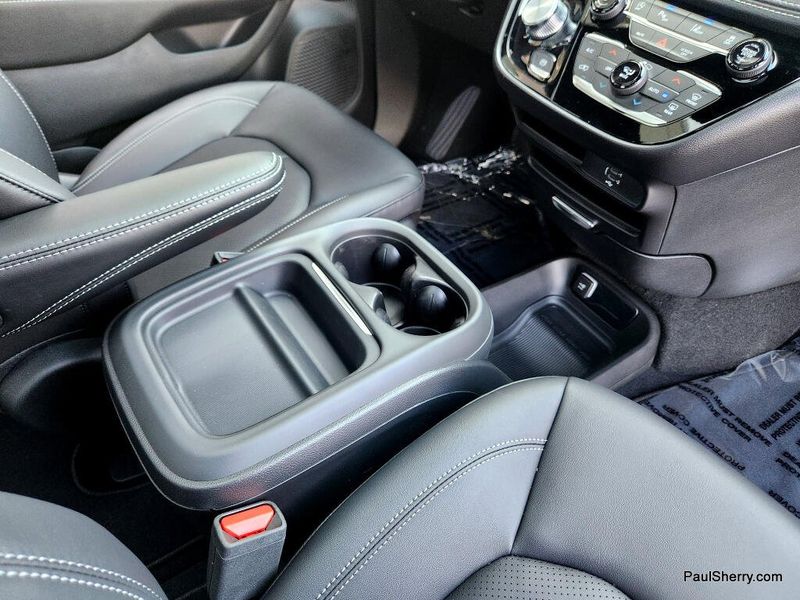 New 2027 Chrysler Pacifica Select