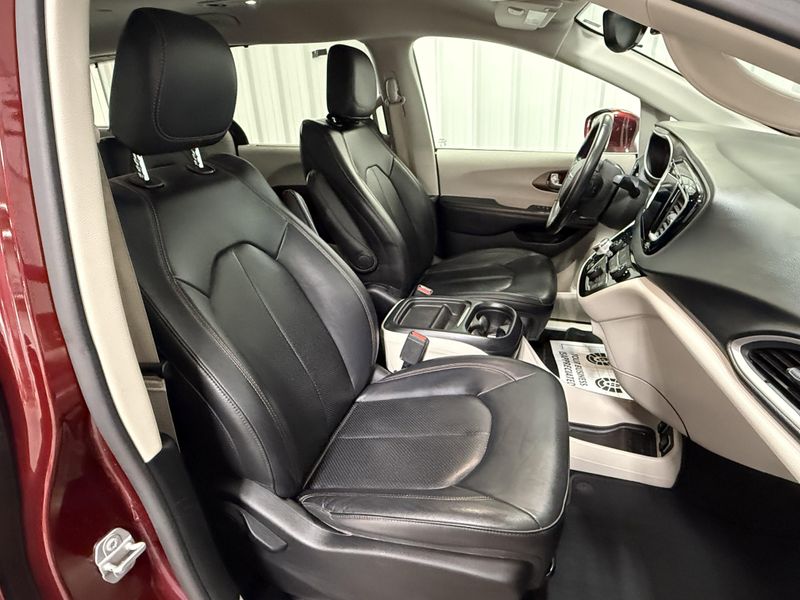 Used 2018 Chrysler Pacifica Touring LImage 10