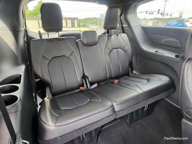 New 2025 Chrysler Voyager LxImage 6