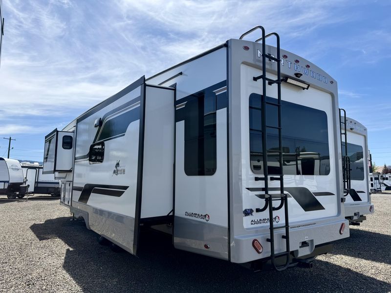 New 2027 NORTHWOOD MFG Arctic Fox Edge 36-5VSImage 3