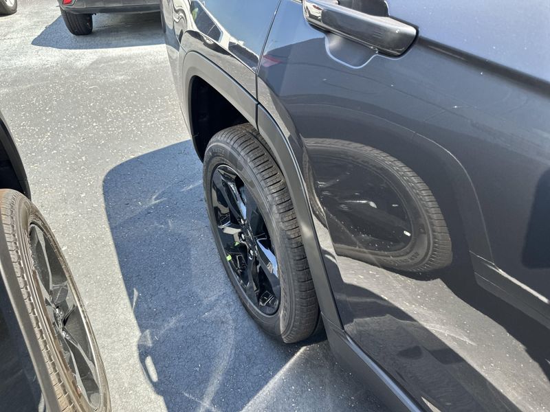 New 2025 Jeep Grand Cherokee L Limited 4x4Image 6