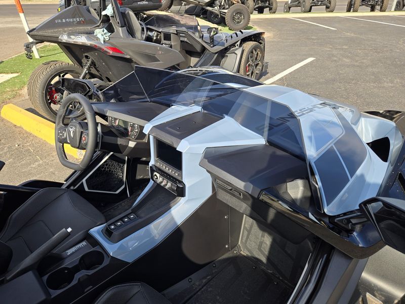 NEW 2026 POLARIS SLINGSHOT SIGNATURE EDITION AUTODRIVE Image 13