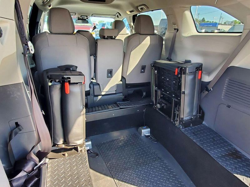 Used 2023 Toyota Sienna LEImage 3