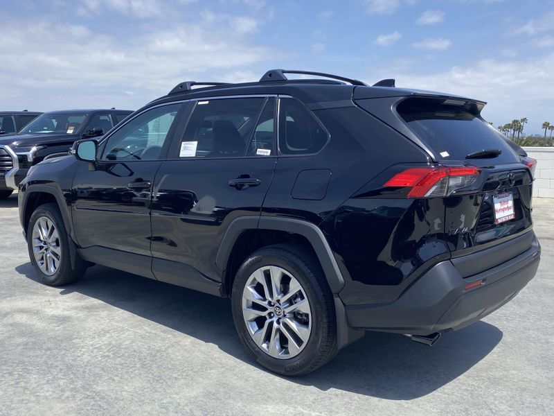 2025 Toyota RAV4 XLE PremiumImage 5