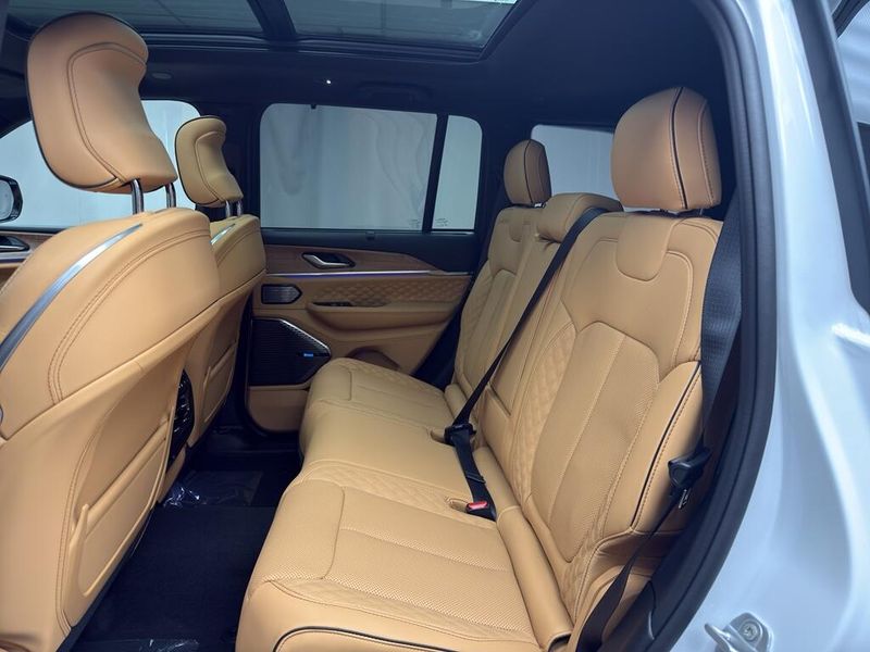 New 2026 Jeep Grand Cherokee Summit 4x4Image 13