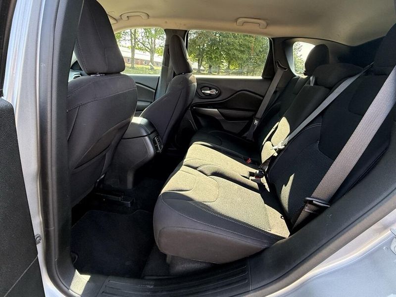 2021 Jeep Cherokee Latitude photo 10