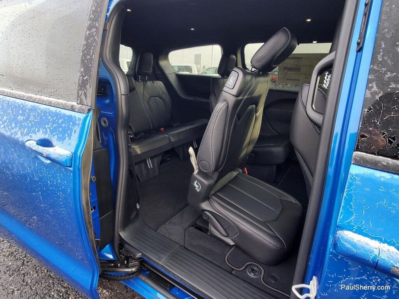 New 2026 Chrysler Pacifica Select