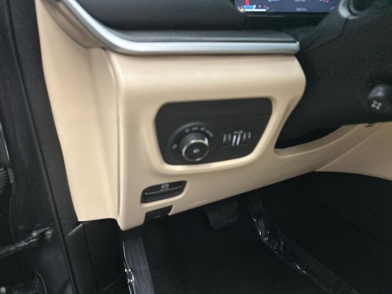 Used 2024 Jeep Grand Cherokee LimitedImage 4