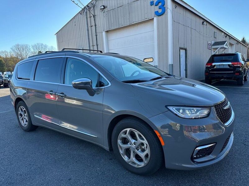 2022 Chrysler Pacifica LimitedImage 1