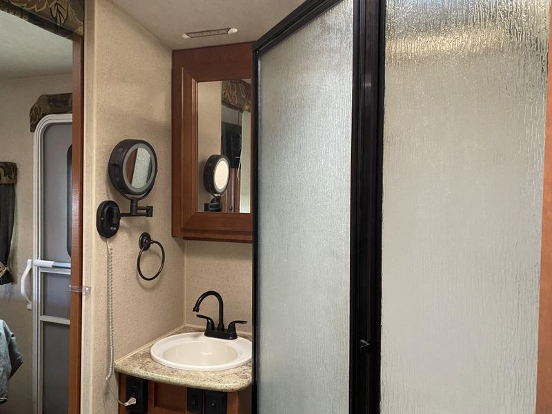 2016 NORTHWOOD ARCTIC FOX 32-A Image 22