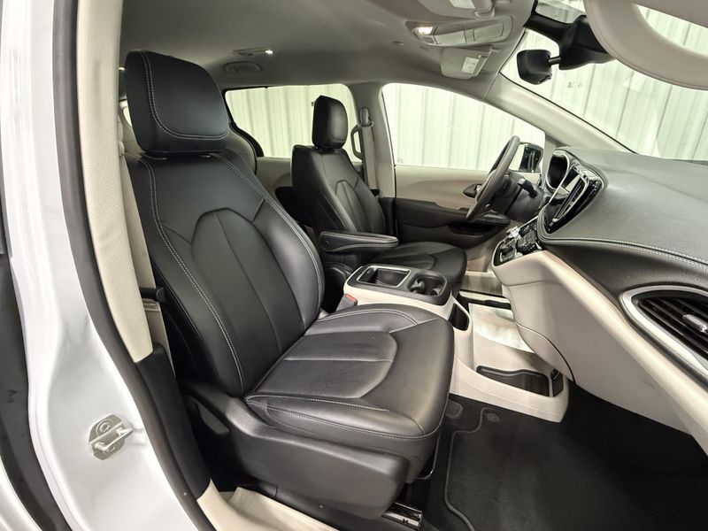 Used 2024 Chrysler Pacifica Touring LImage 9