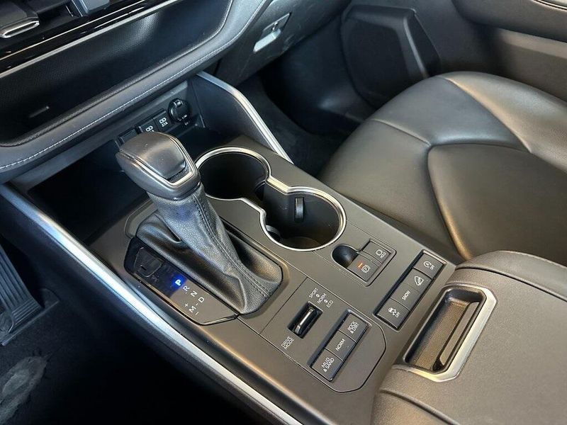 2021 Toyota Highlander XLE photo 7