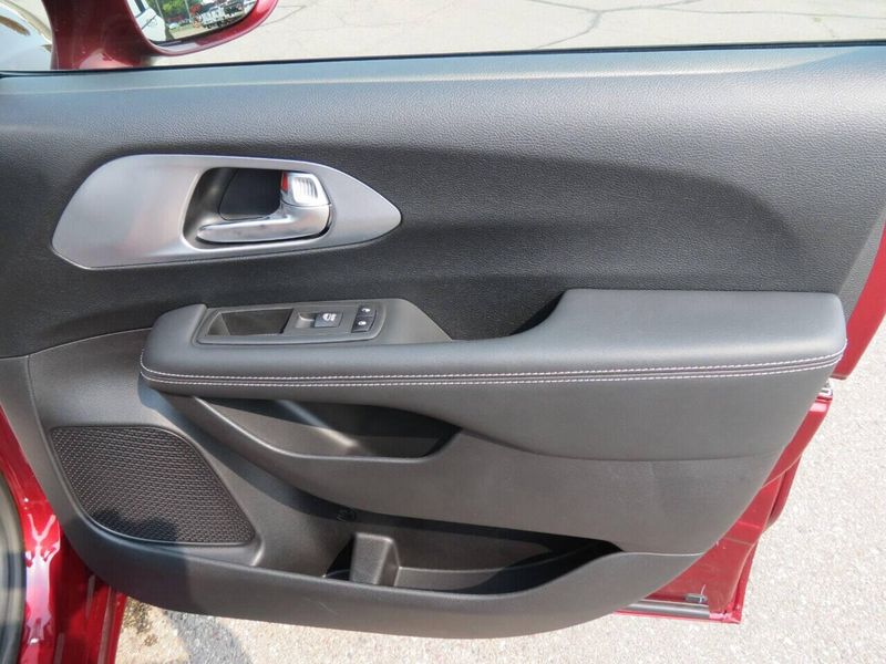 New 2021 Chrysler Pacifica Touring AWD 4dr Mini VanImage 25