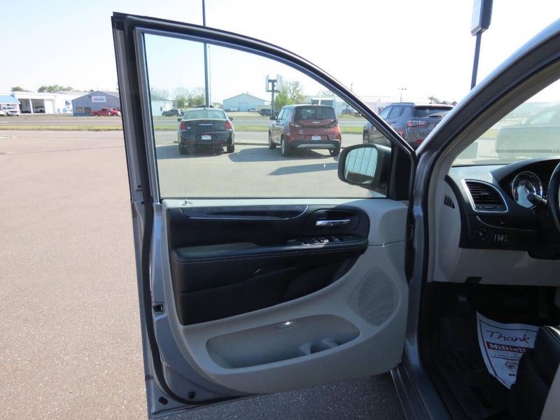 Used 2014 Chrysler Town & Country Touring 4dr Mini VanImage 9