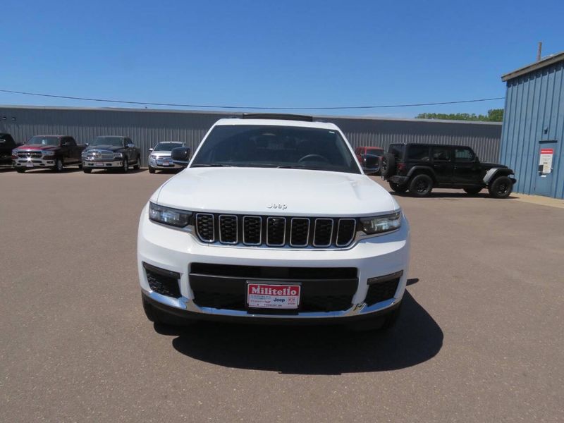 Used 2024 Jeep Grand Cherokee L Limited 4x4 4dr SUVImage 3