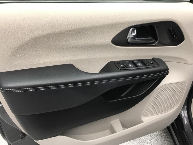 Used 2023 Chrysler Pacifica Touring LImage 3