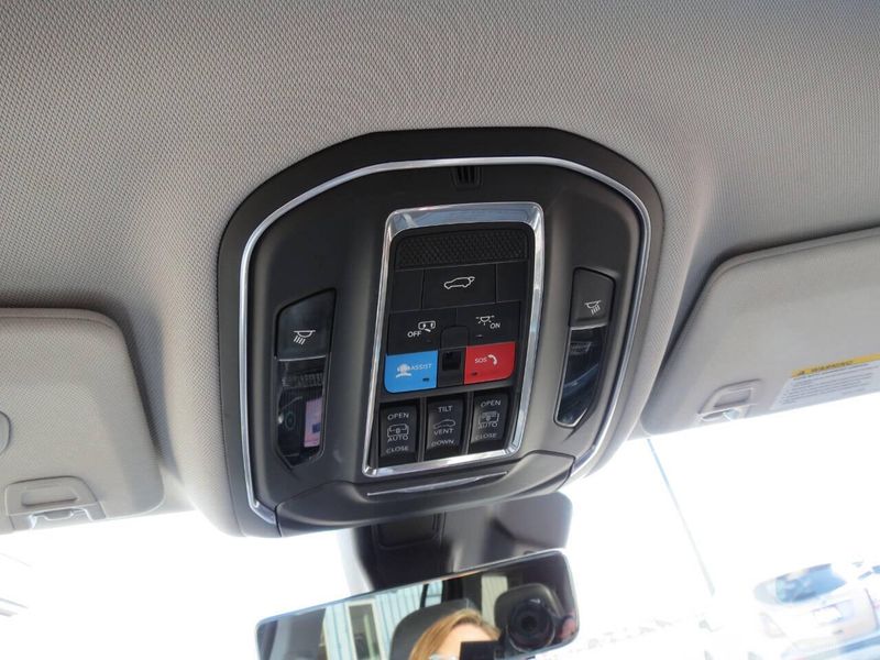 2022 Jeep Grand Cherokee L Limited 4x4 4dr SUVImage 16