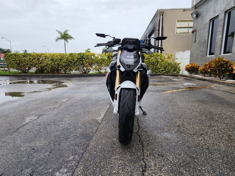 2022 BMW S 1000 R Image 2