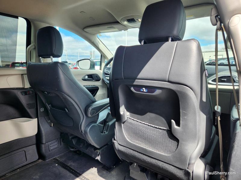 Used 2022 Chrysler Pacifica Touring L