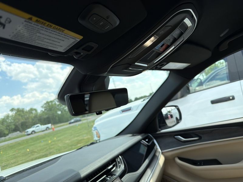 Used 2023 Jeep Grand Cherokee LimitedImage 35