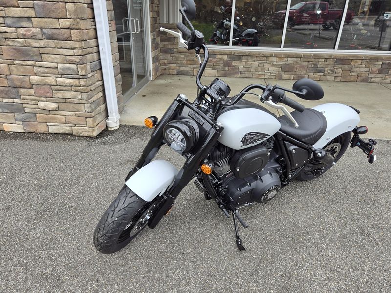 2024 Indian Motorcycle CHIEF BOBBER GHOST WHITE MTLC SMK 49ST Base Image 3