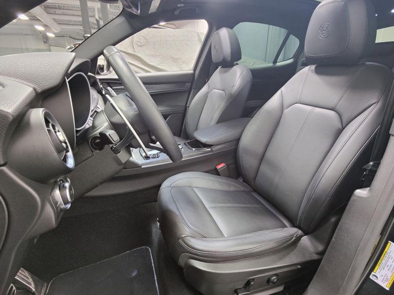 2024 Alfa Romeo Stelvio Sprint Q4 AWD w/Sunroof/Wheel PkgImage 16