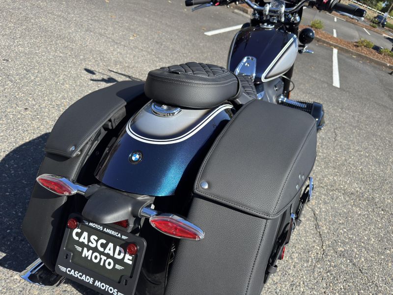 2023 BMW R 18 Classic - OPTION 719 - GALAXY DUST METALLIC - TITAN SILVER 2 METALLIC 