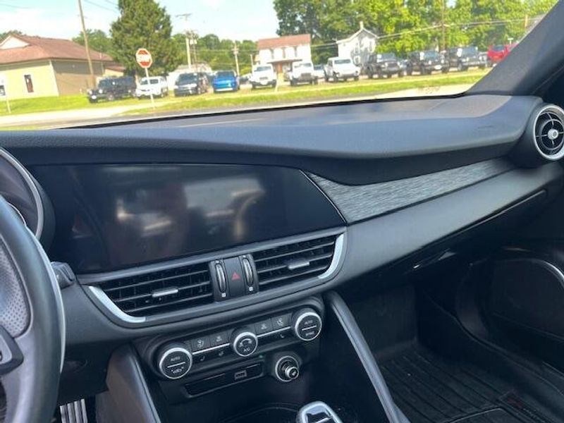 2022 Alfa Romeo Giulia Image 3
