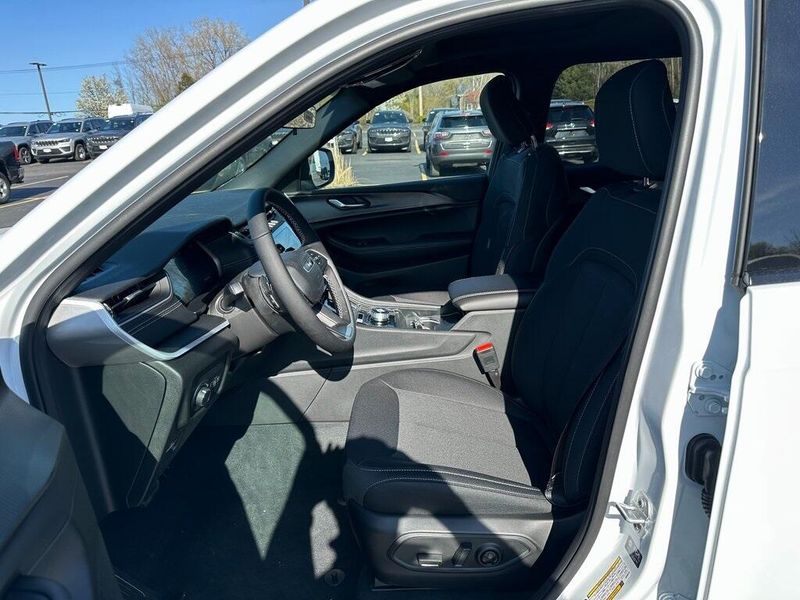 2025 Jeep Grand Cherokee L Laredo X 4x4Image 12
