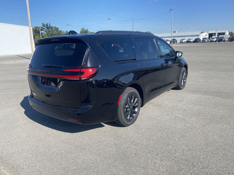 2025 Chrysler Pacifica photo 7