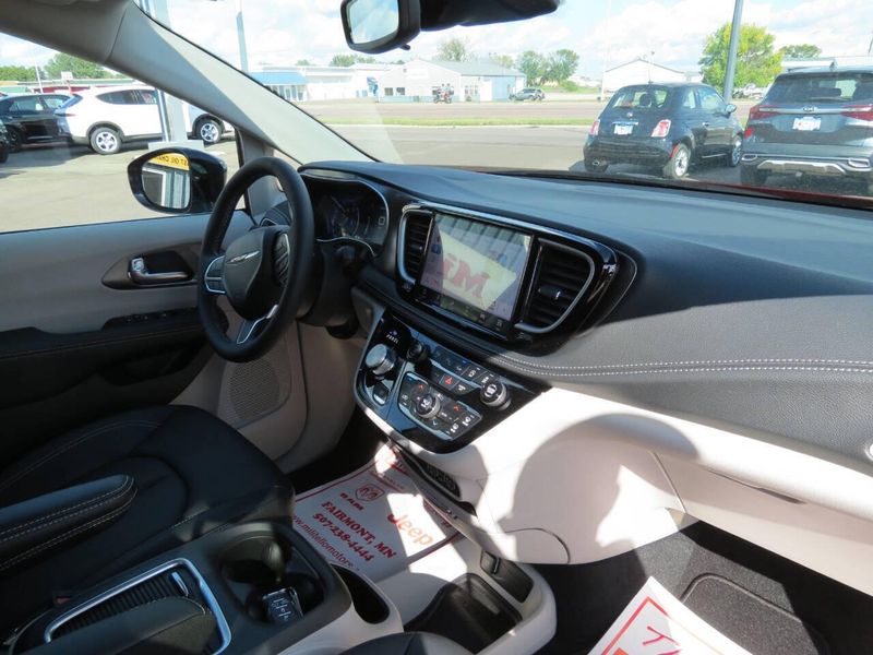 New 2026 Chrysler Voyager LxImage 3