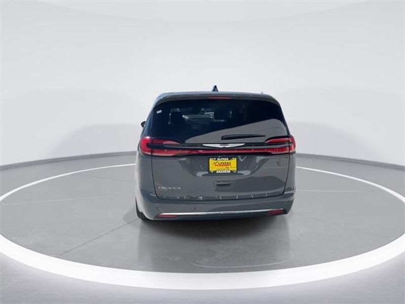 New 2025 Chrysler Pacifica SelectImage 7