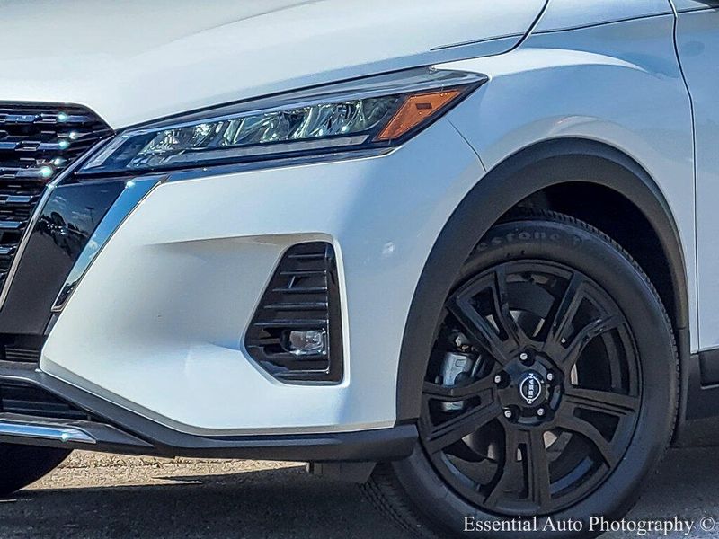 2024 Nissan Kicks SR photo 2