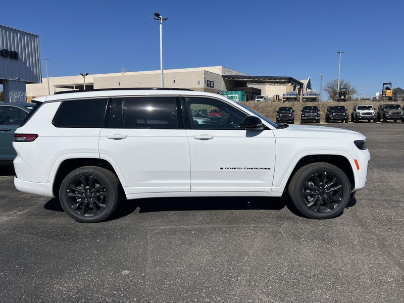 New 2026 Jeep Grand Cherokee L Limited Reserve 4x4Image 5