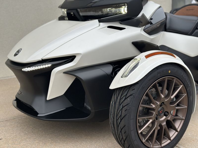 2024 Can-Am SPYDER RT SEA TO SKYImage 9